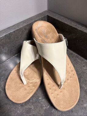 Dream Pairs Cream Toe-Post Sandals with Cushioned Suede Footbed